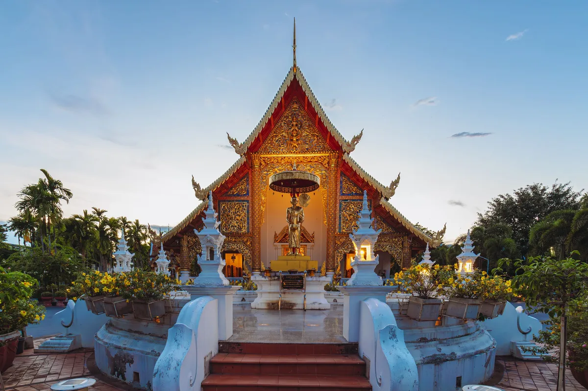 วัดพระสิงห์ เชียงใหม่ยามโพล้เพล้ แสงทองอร่าม